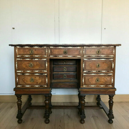 BUREAU MAZARIN MARQUETERIE NOYER XVIIEME