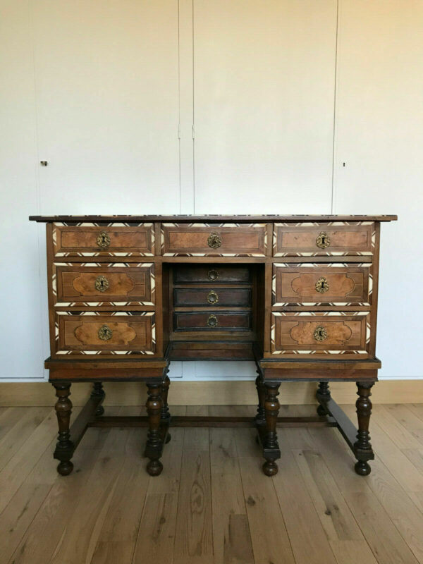 BUREAU MAZARIN MARQUETERIE NOYER XVIIEME