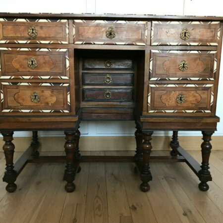 BUREAU MAZARIN MARQUETERIE NOYER XVIIEME – Image 2