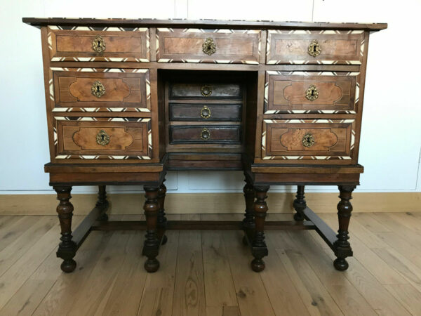 BUREAU MAZARIN MARQUETERIE NOYER XVIIEME – Image 2
