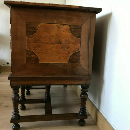 BUREAU MAZARIN MARQUETERIE NOYER XVIIEME – Image 4
