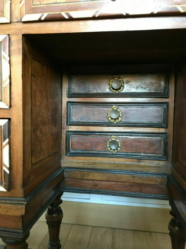 BUREAU MAZARIN MARQUETERIE NOYER XVIIEME – Image 7