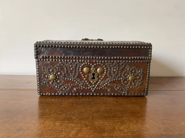 COFFRET BOIS GAINE CUIR FER FORGE XVIIEME