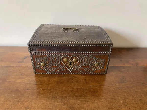 COFFRET BOIS GAINE CUIR FER FORGE XVIIEME – Image 3