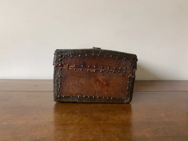 COFFRET BOIS GAINE CUIR FER FORGE XVIIEME – Image 4