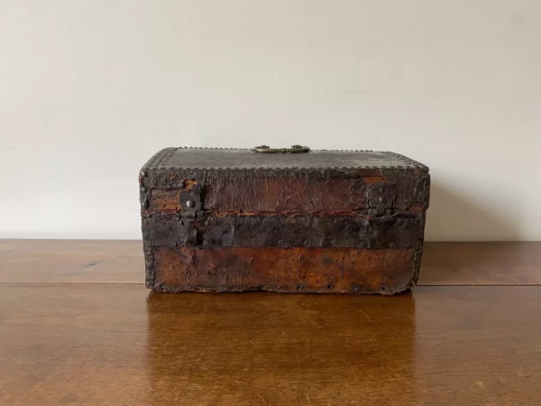 COFFRET BOIS GAINE CUIR FER FORGE XVIIEME – Image 5