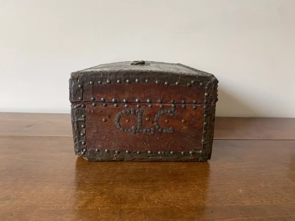 COFFRET BOIS GAINE CUIR FER FORGE XVIIEME – Image 6